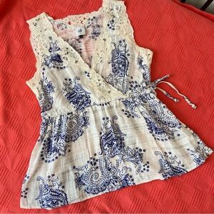 CAbi Veranda White Blue Paisley Lace Trim Sleeveless Blouse #5223 Size Small